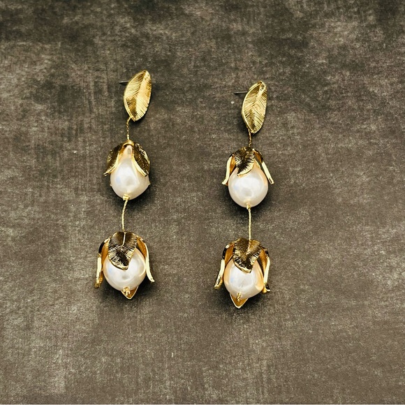 Gold-toned Flower Pearl Dangle earrings - Picture 5 of 5